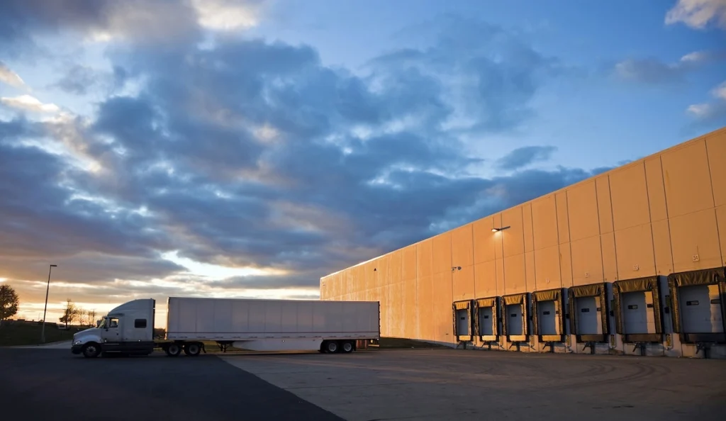 Modern 53-foot dry van trailers available for rent in Toronto